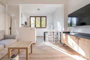Televízia a/alebo spoločenská miestnosť v ubytovaní Scuole CEMM San Vito Apartment with parking