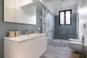 Kúpeľňa v ubytovaní Scuole CEMM San Vito Apartment with parking + 17 fotografií