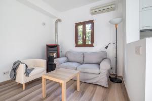 uma sala de estar com um sofá e uma mesa em Scuole CEMM San Vito Apartment with parking em Taranto
