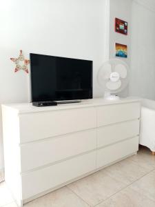 A television and/or entertainment centre at Apartment close to Yumbo,Free parking Még 35 kép