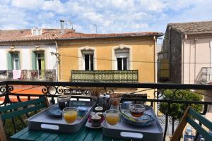 巴拉呂克萊班的住宿－Hôtel du Golfe Sete-Balaruc，阳台上的一张桌子上放着两盘食物