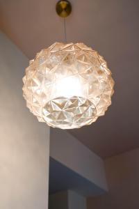 una lámpara de cristal colgando del techo en Le Dimore del Centrale, en Macerata