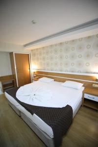 イスケンデルンにあるBayazıt Hotelの大きなベッド(白いシーツ付)が備わる客室です。