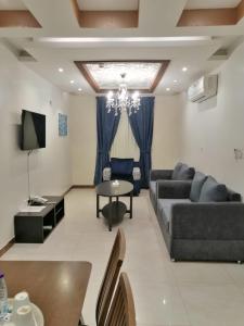 ein Wohnzimmer mit einem Sofa und einem Tisch in der Unterkunft مساس الخليج Mesas Gulf وحدات سكنية in Dammam