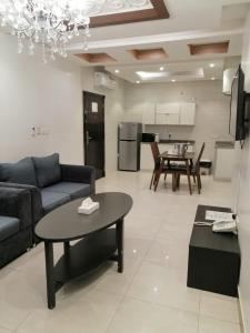 ein Wohnzimmer mit einem Sofa und einem Tisch in der Unterkunft مساس الخليج Mesas Gulf وحدات سكنية in Dammam