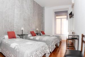 sypialnia z 2 łóżkami i oknem w obiekcie Hostal Tokio w Madrycie