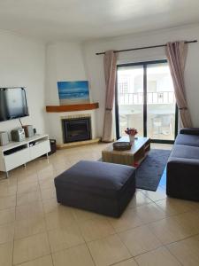 - un salon avec un canapé et une télévision dans l'établissement Casa Anne, à Carvoeiro