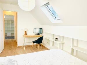 a white room with a desk and a computer at VILLA GIULIA - 5min Roissy Airport - 20min Disney in Gressy