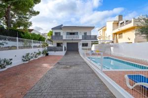 The swimming pool at or close to Villa Rosita