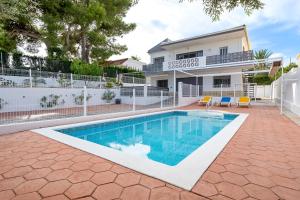 The swimming pool at or close to Villa Rosita