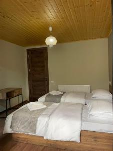 Ein Bett oder Betten in einem Zimmer der Unterkunft Mestia Views
