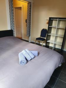 una camera da letto con un letto e due asciugamani di B&B De l' Aisne a Durbuy
