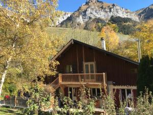 ein Blockhaus mit einem Berg im Hintergrund in der Unterkunft Magnifique T3 entre lac et montagne près d'Annecy in Montmin