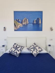 - une chambre avec un lit et 2 oreillers dans l'établissement Romy Blu, à Capri