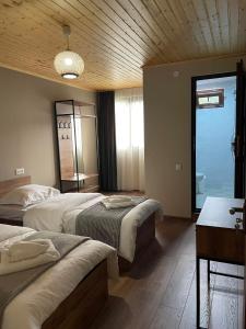 Ein Bett oder Betten in einem Zimmer der Unterkunft Mestia Views