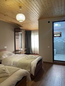 Ein Bett oder Betten in einem Zimmer der Unterkunft Mestia Views