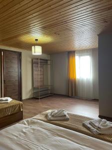 Ein Bett oder Betten in einem Zimmer der Unterkunft Mestia Views