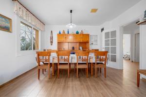 eine Küche und ein Esszimmer mit einem Tisch und Stühlen in der Unterkunft Villa Amador in L'Ampolla