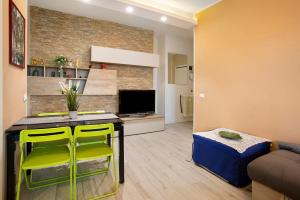 sala de estar con cocina con taburetes amarillos en Sweet Chloe Milano, en Milán