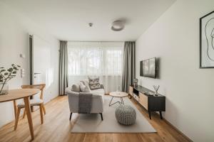 salon z kanapą i stołem w obiekcie Arbio I Liv's Place Lux Apartments w Wiedniu +37 zdjęć