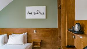 una camera d'albergo con un letto e una foto appesa alla parete di Chelsea Guest House a Londra