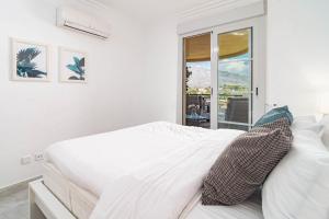 A bed or beds in a room at SAT2 - Modern 2 bedroom apartment with ocean view Még 37 kép