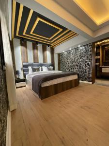 una camera con un grande letto e un soffitto a cassettoni di Mira Hotel Boutique a Smirne
