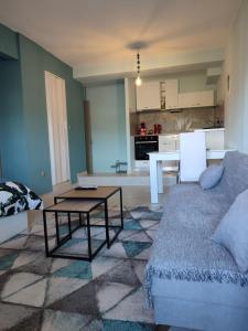een woonkamer met een bank en een tafel bij The North Apartment in Kastoria