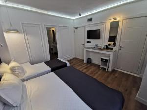 Cette chambre comprend un lit et un bureau. dans l'établissement Efzen hotel, à Istanbul