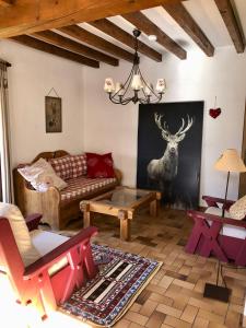 Coin salon dans l'établissement Chalet Rivière du Bon Nant Location de 6 à 14 personnes en Haute Savoie
