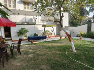 un jardin avec une corde attachée à un arbre dans l'établissement Chitrakut Bungalows, à Dwarka