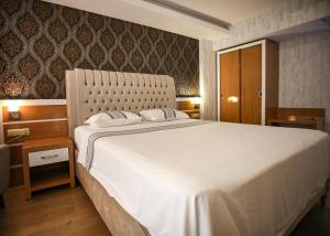 A bed or beds in a room at Bayazıt Hotel Még 37 kép