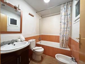 łazienka z umywalką, toaletą i wanną w obiekcie Apartamentos Sierra Nevada 3000 w mieście Sierra Nevada