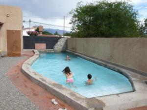 un grupo de personas en una piscina en Apart Hotel Ñusta en Cafayate