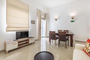 Televisor o centre d'entreteniment de Unique Four Bedroom Townhouse One Minute Away From The Seafront