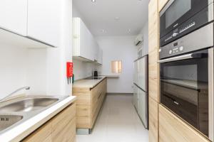 A kitchen or kitchenette at Unique Four Bedroom Townhouse One Minute Away From The Seafront