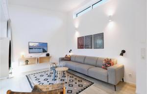 a living room with a couch and a table at Awesome Home In Lembruchdümmer See in Lembruch