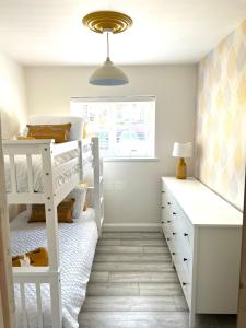 - une chambre avec des lits superposés et un bureau dans l'établissement Stylish 3 bedroom seaside escape - newly renovated, à Paignton