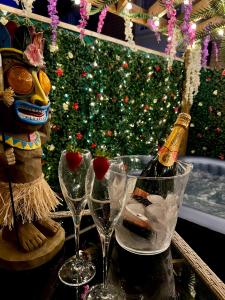 una bottiglia di champagne e bicchieri su un tavolo con un albero di Natale di Stylish 3 bedroom seaside escape - newly renovated a Paignton