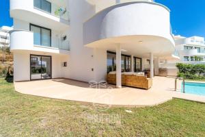 une image d'une villa avec une piscine dans l'établissement HigueronRentals Mimosa, à Malaga