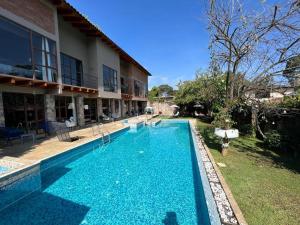 - une piscine dans une cour à côté d'un bâtiment dans l'établissement Casa Ndomi, à Valle de Bravo