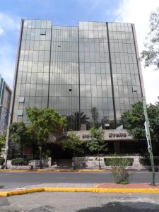 墨西哥城的住宿－斯特拉瑪麗斯酒店，街道前方的一座大型玻璃建筑