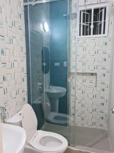een badkamer met een douche, een toilet en een wastafel bij Dampa Poolside Events & Accommodation 