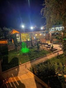 Ein Garten an der Unterkunft Mestia Views