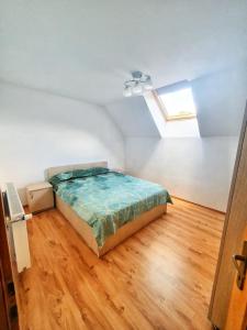 a bedroom with a bed in a room with a window at Cabana Denisa in Râu de Mori