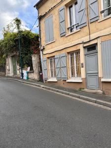 an empty street in front of a building at Home Up Pontoise in Pontoise