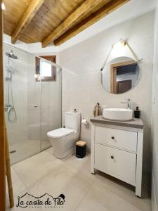 uma casa de banho com um WC, um lavatório e um chuveiro em La Casita de Tila em Ifonche