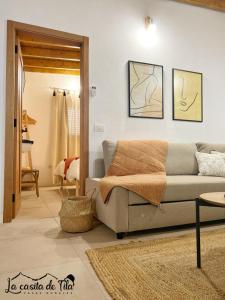 uma sala de estar com um sofá e uma mesa em La Casita de Tila em Ifonche