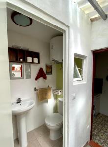 グラナダにあるBonito apartamento en Albaicinのバスルーム(トイレ、洗面台付)