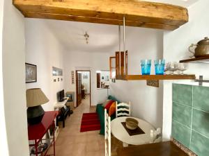 グラナダにあるBonito apartamento en Albaicinのリビングルーム(テーブル、ソファ付)